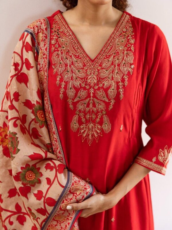 KLOSIA Women Embroidery Kurta and Pant Set with Dupataa
