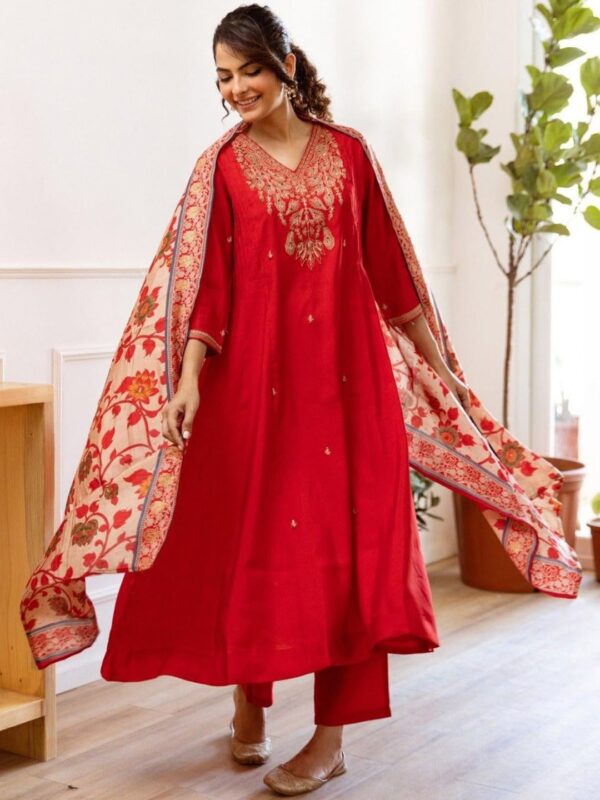 KLOSIA Women Embroidery Kurta and Pant Set with Dupataa
