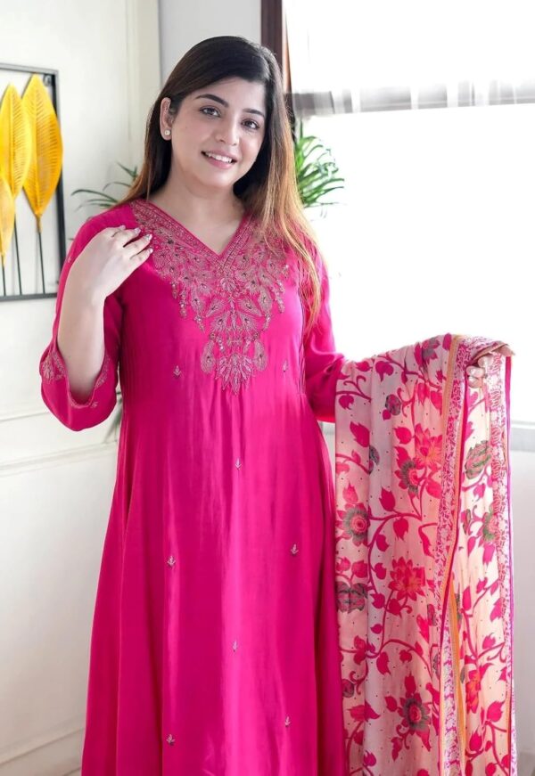 KLOSIA Women Embroidery Kurta and Pant Set with Dupataa