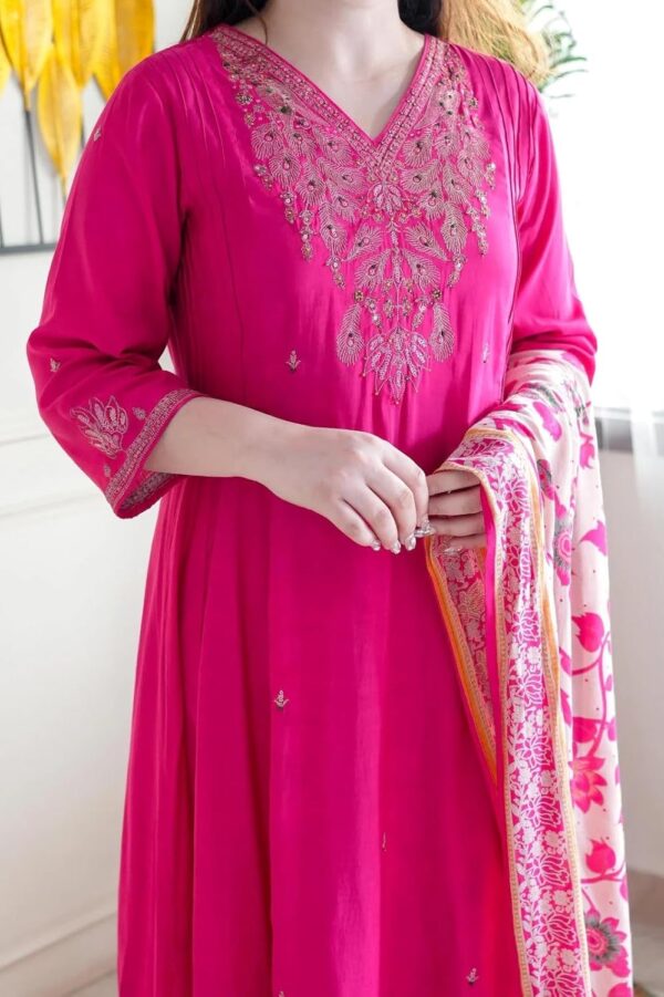 KLOSIA Women Embroidery Kurta and Pant Set with Dupataa
