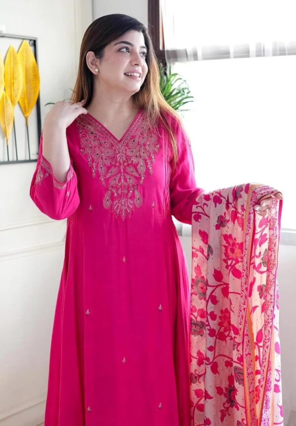 KLOSIA Women Embroidery Kurta and Pant Set with Dupataa