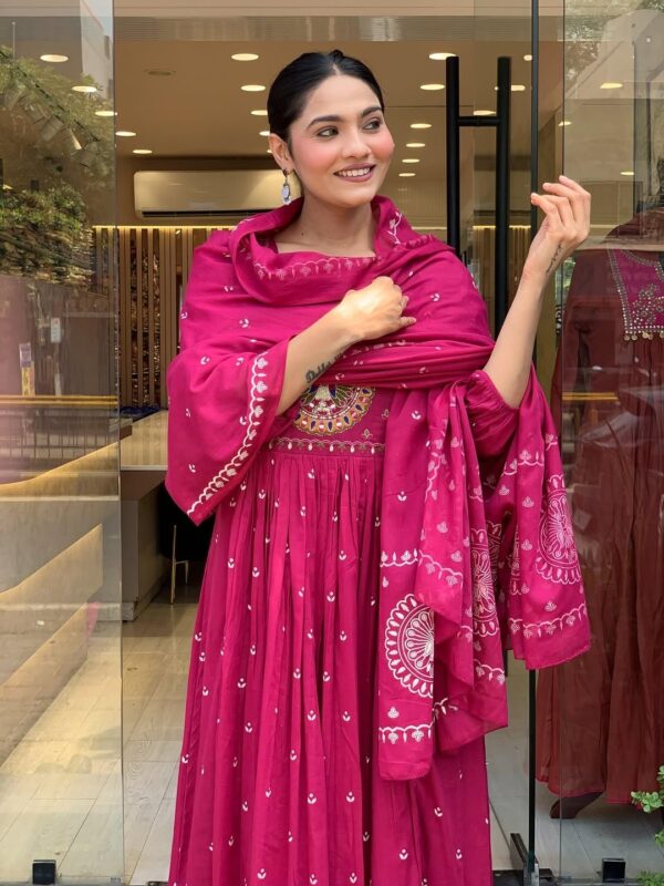 KLOSIA Women Printed Anarkali Kurta and Pant Set with Dupatta