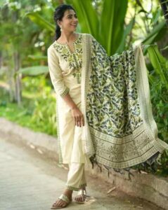 Kurthnic Women South Cotton Embroidered Kurta with Pant & Dupatta Green