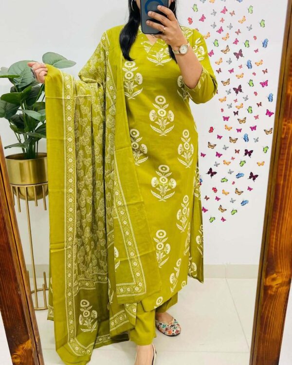 Rangnavi Women's Floral Printed Stright Kurta with Pant & Dupatta Set | Kurta set