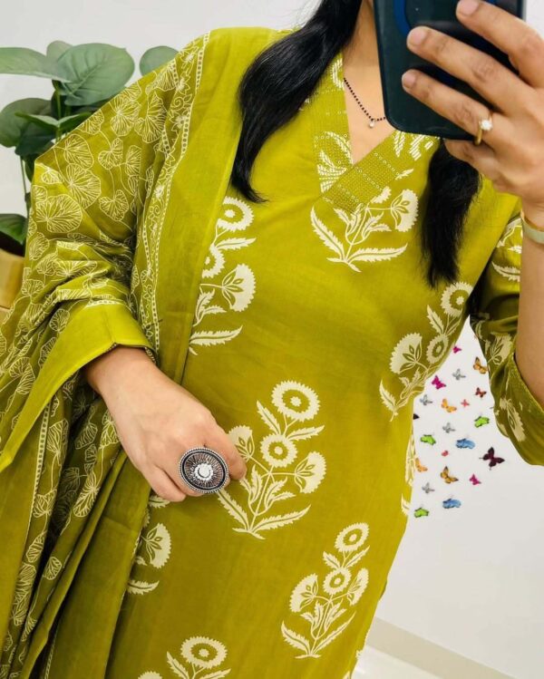 Rangnavi Women's Floral Printed Stright Kurta with Pant & Dupatta Set | Kurta set