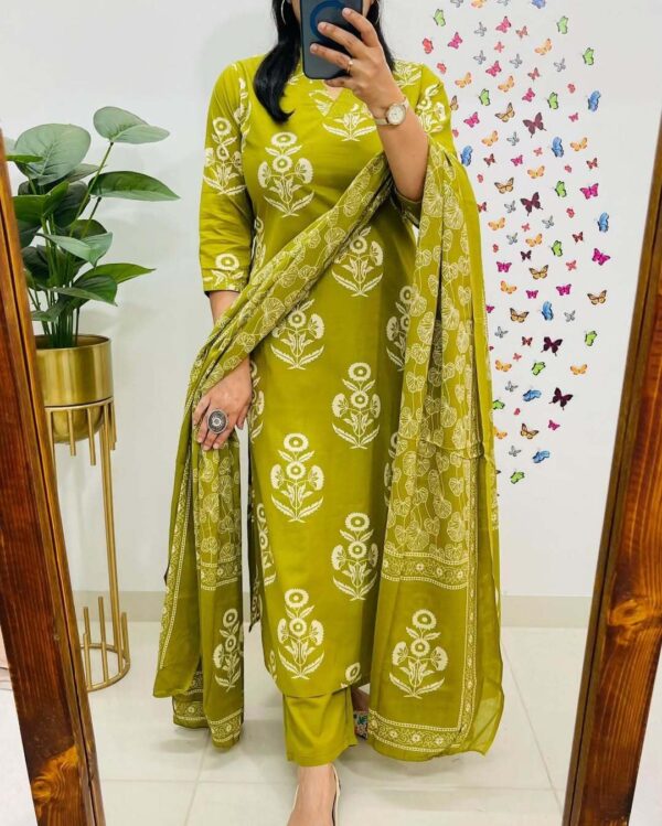 Rangnavi Women's Floral Printed Stright Kurta with Pant & Dupatta Set | Kurta set