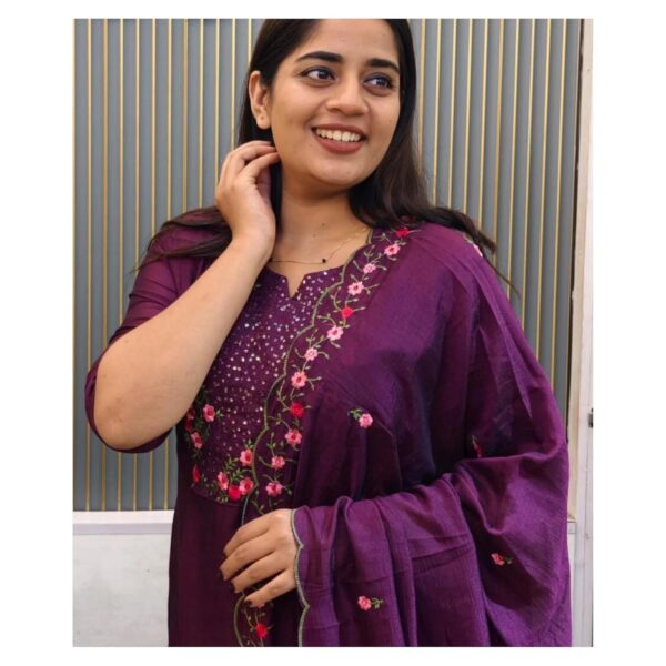 WEALTHY WOMEN Ethnic Embroidery Print V-Neck Kurti with Dupatta for Women – Elegant Vichitra & Crepe Set for Office, Festive